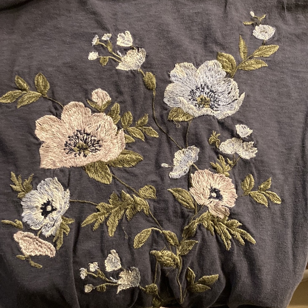 🌼3 for $12🌼 American Eagle embroidered T-shirt